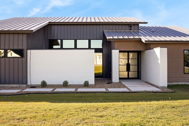 exterior space featuring a front yard