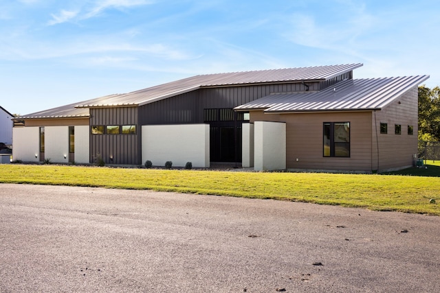 view of front of property featuring a front yard