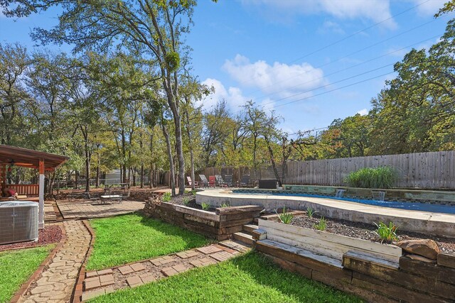 view of yard featuring a fenced in pool