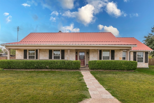 view of front of property featuring covered porch and a front lawn