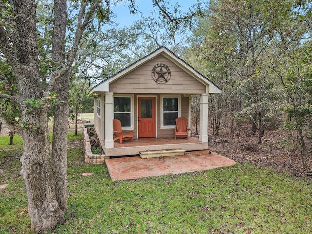 view of front facade featuring a front lawn and an outdoor structure