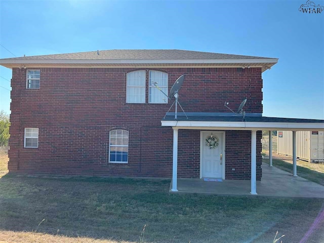 view of front of house with a carport and a front yard