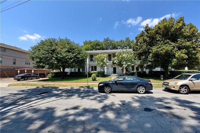 view of front facade with a front lawn