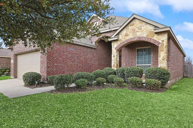 view of front of home featuring a front lawn and a garage