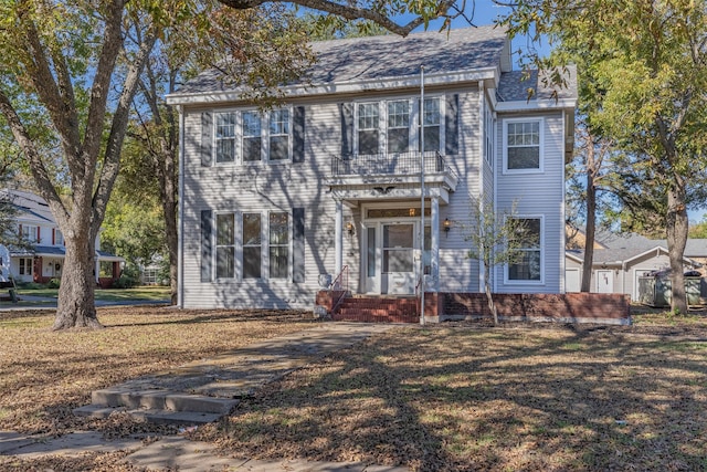 colonial house featuring a front yard