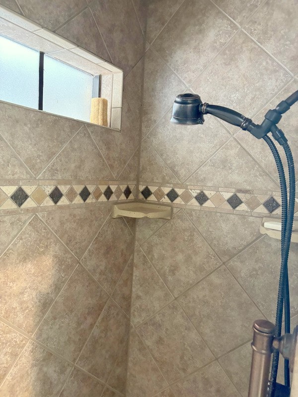 details with a tile shower