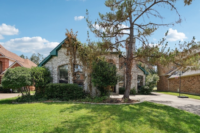 view of front of house with a front lawn