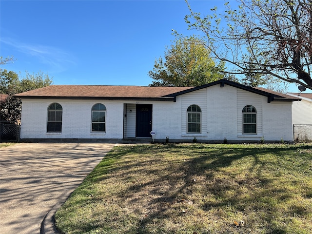 single story home with a front yard