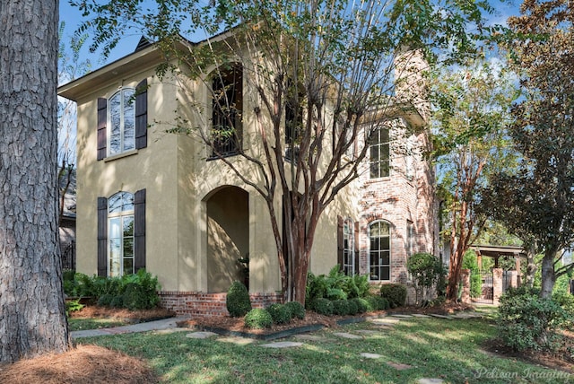 view of front of home featuring a front lawn