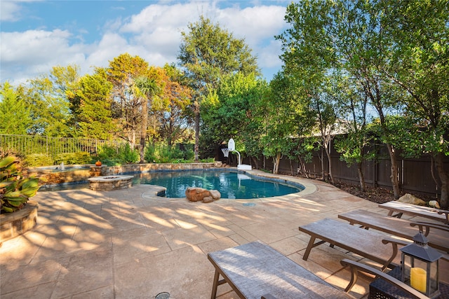 view of swimming pool featuring a jacuzzi and a patio area