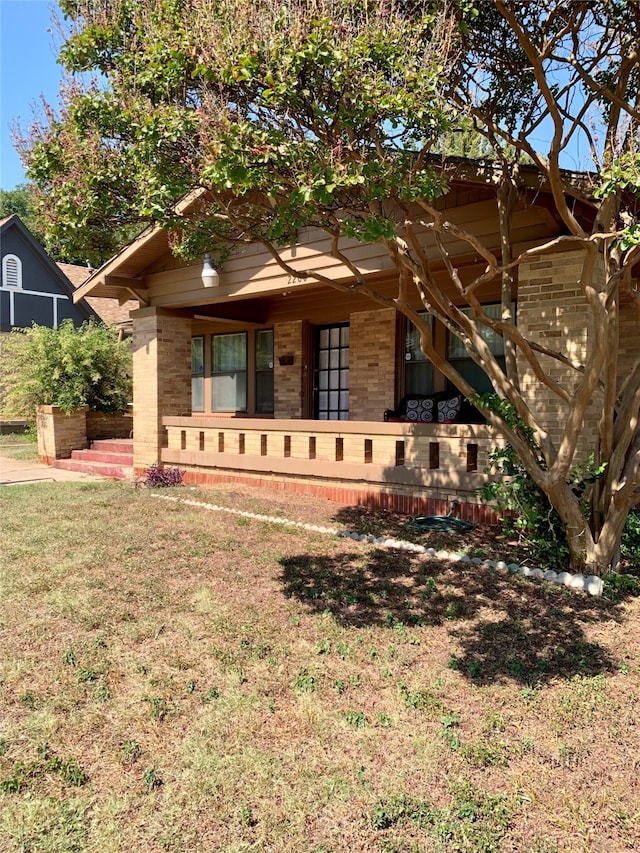 view of front of property with a front lawn