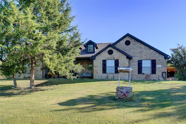 view of front of house featuring a front lawn