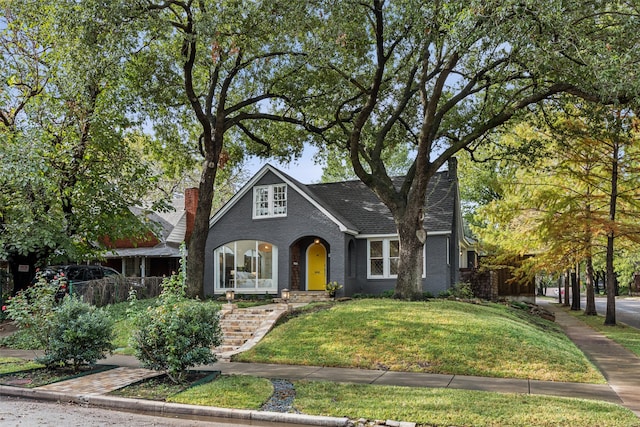 view of front of property with a front lawn