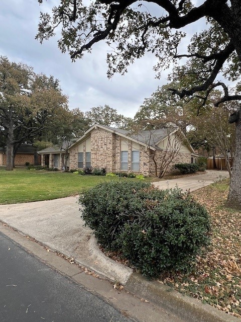 view of front of house featuring a front yard