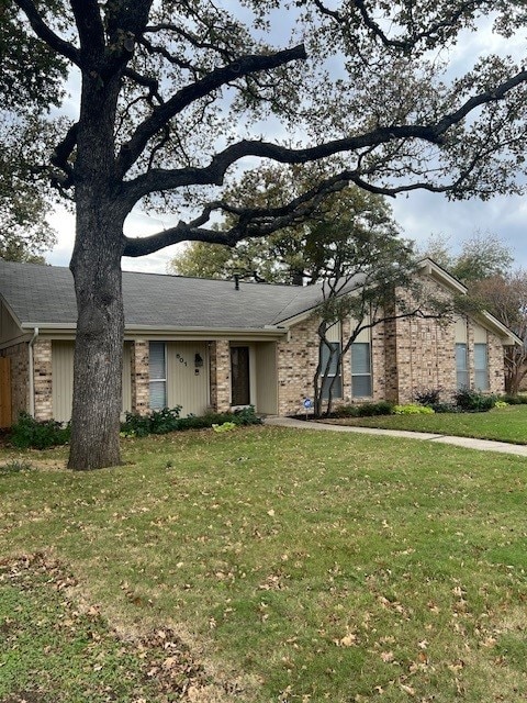 view of front of house featuring a front lawn