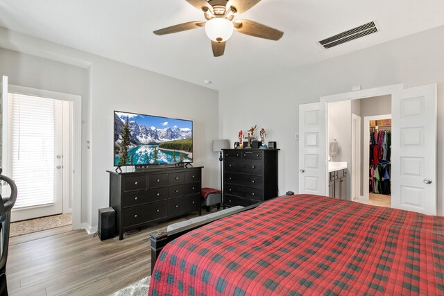 dining space with ceiling fan, light hardwood / wood-style floors, and sink