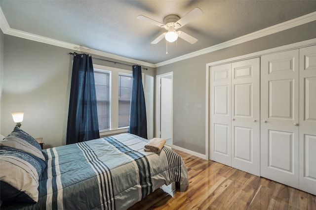 bedroom featuring ceiling fan, a textured ceiling, crown molding, and wood-type flooring