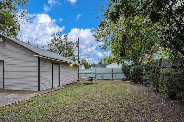 view of yard with an outdoor structure