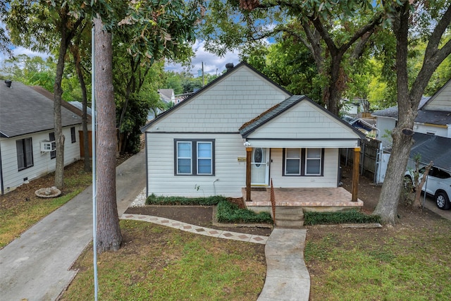 bungalow featuring a front yard