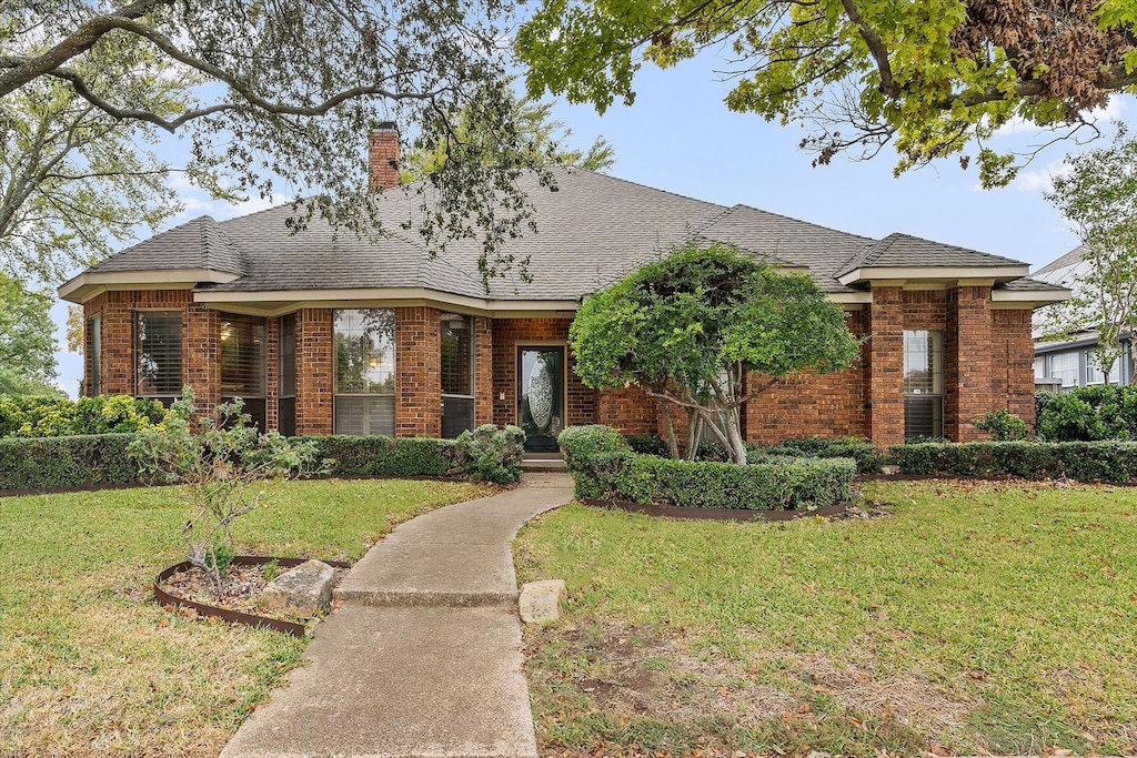 single story home with a front yard