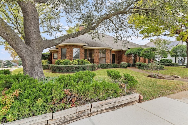 single story home featuring a front lawn