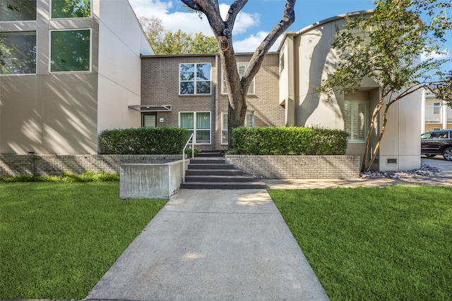 view of front facade with a front yard