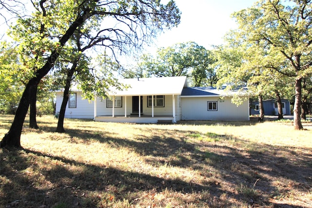 view of front facade with a front yard