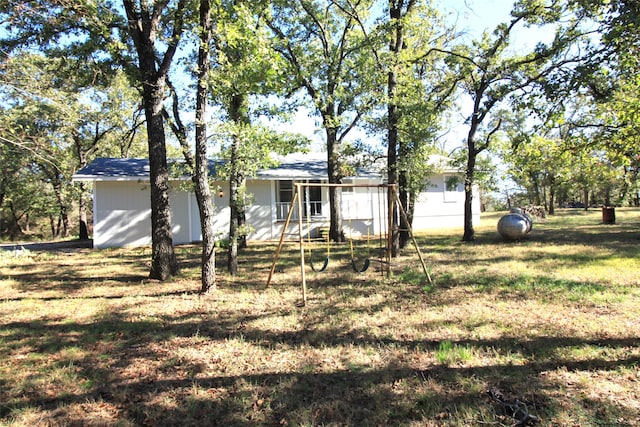 view of front facade featuring a front yard