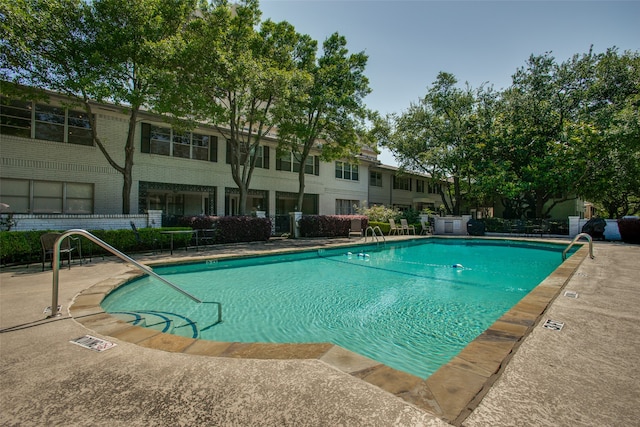 view of swimming pool