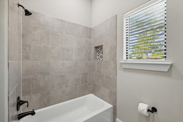 bathroom featuring tiled shower / bath combo