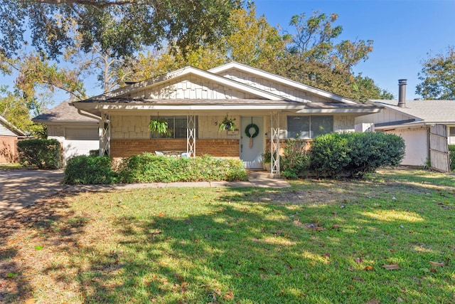 view of front of house featuring covered porch and a front lawn