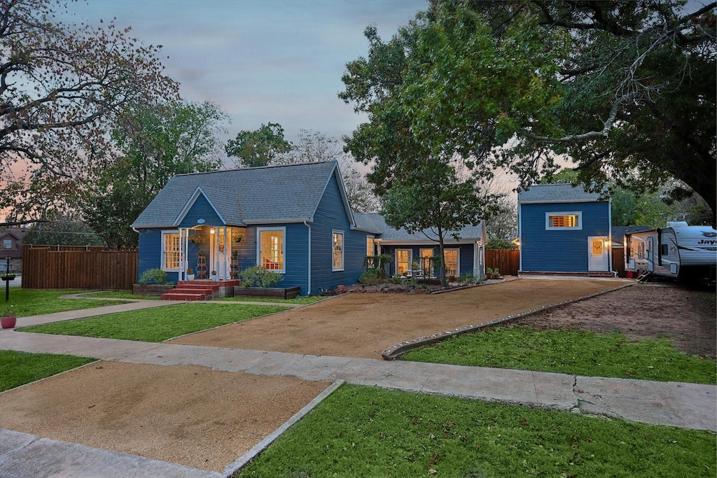 view of front of home featuring a lawn