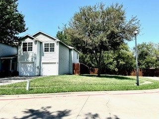 view of front of property featuring a front lawn