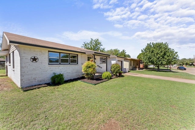 single story home with a front lawn