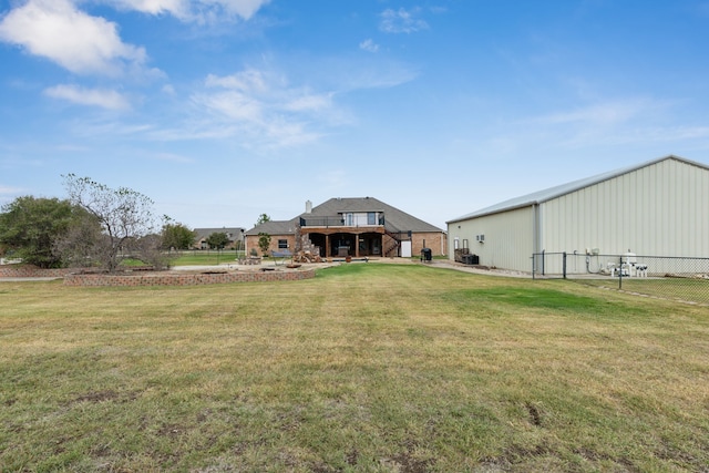 view of yard with an outbuilding