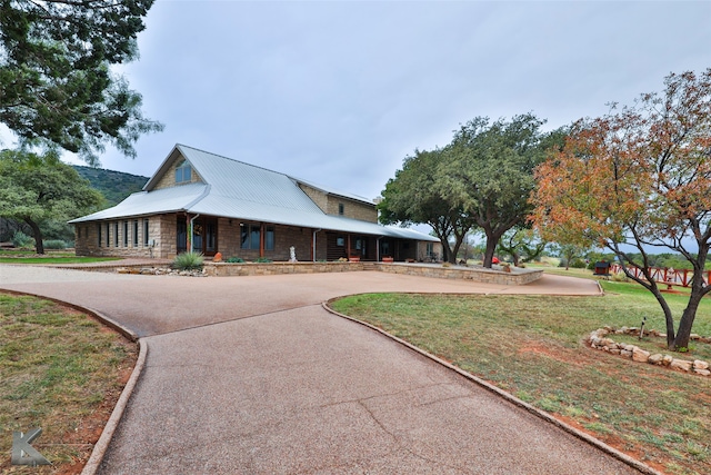 exterior space featuring a front yard