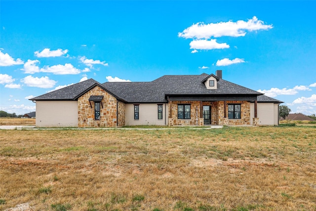 view of front of property featuring a front lawn