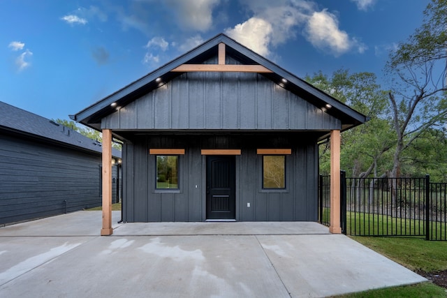 view of front facade featuring a front yard and a patio area