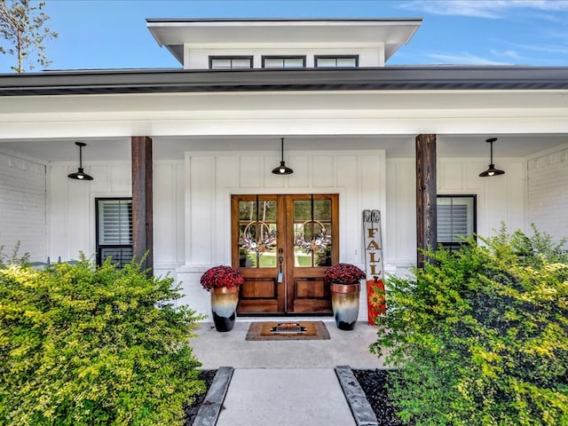 property entrance with covered porch