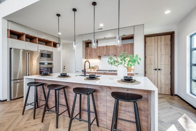 3050 Tall Oaks Ct, Corinth, TX 76210 - kitchen featuring stainless steel appliances, a sink, modern cabinets, a breakfast bar, and recessed lighting