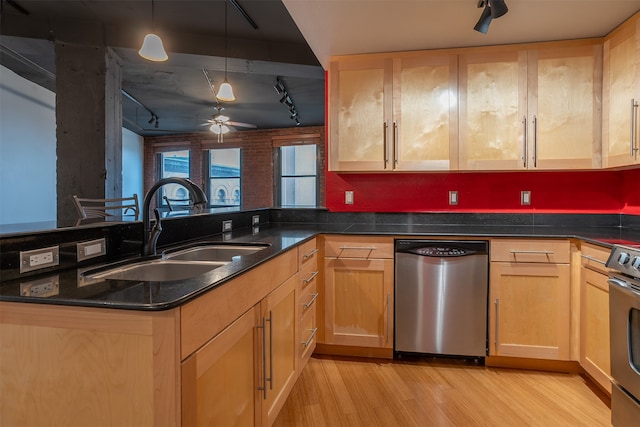 kitchen featuring stainless steel appliances, light wood-type flooring, sink, kitchen peninsula, and ceiling fan