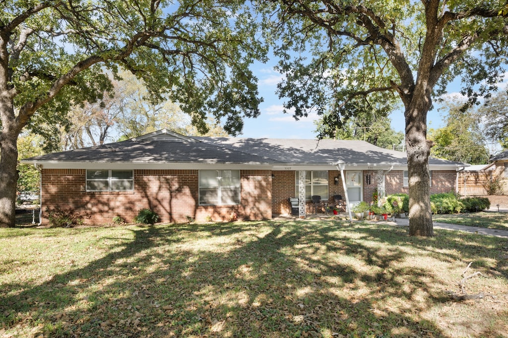 single story home with a front yard