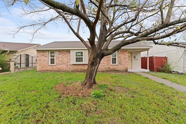 ranch-style house featuring a front yard