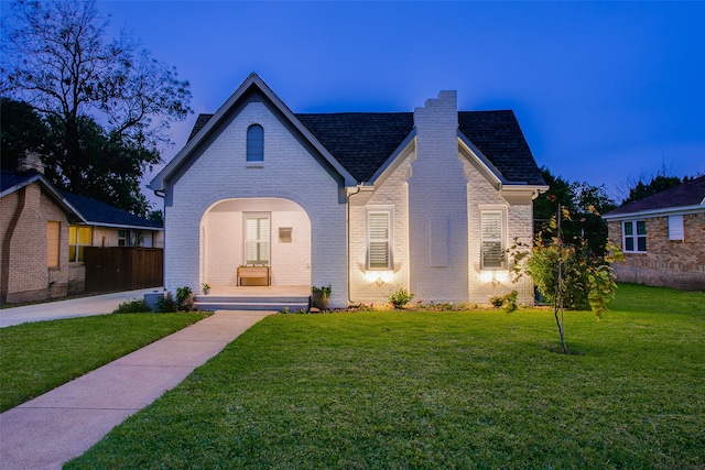 view of front of house featuring a yard