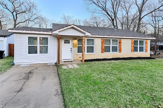 single story home with a front yard