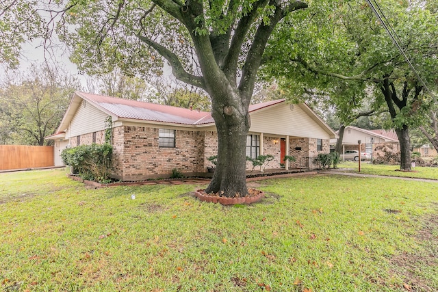 ranch-style house featuring a front yard