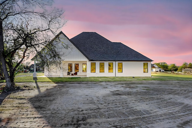 view of front of property featuring a lawn