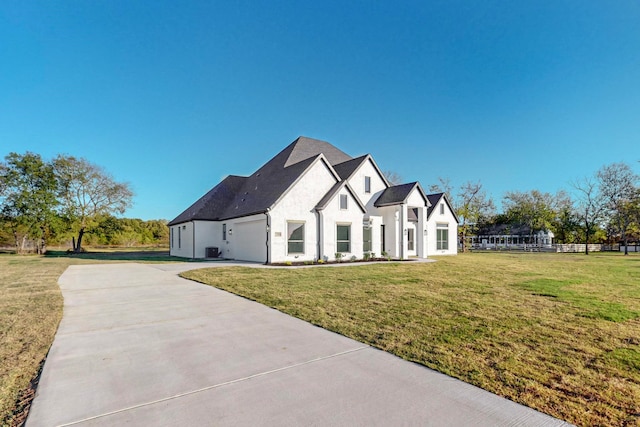 view of front of property featuring a front yard