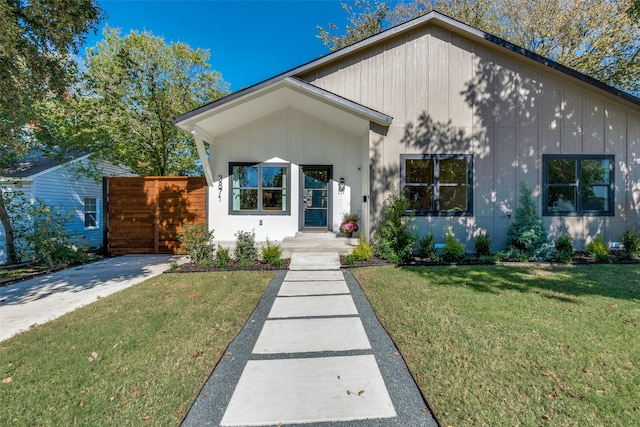 view of front of property with a front yard