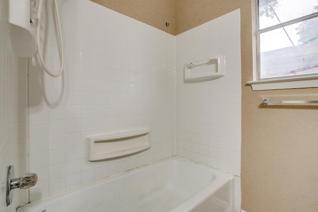 bathroom with tiled shower / bath